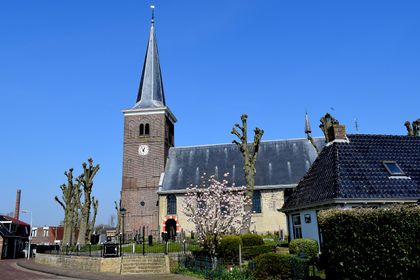 Margarethakerk en dorpsplein Easterlittens. Van hieruit kan je mooi varen in de Greidhoek en naar Harlingen of Franeker.