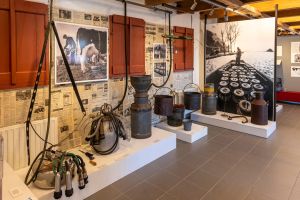 Zuivelwerktuigen, kaasplanken en historische filmbeelden nemen u mee naar de tijd van het boter- en kaasmaken